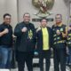 PROF Effendi Gazali, Pakar Komunikasi sekaligus pencinta sepak bola Indonesia berfoto bersama pengurus di Markas PS PTPN III Jl. Sei Batanghari No. 2 Medan, Rabu (19/02/2025). Waspada/ist