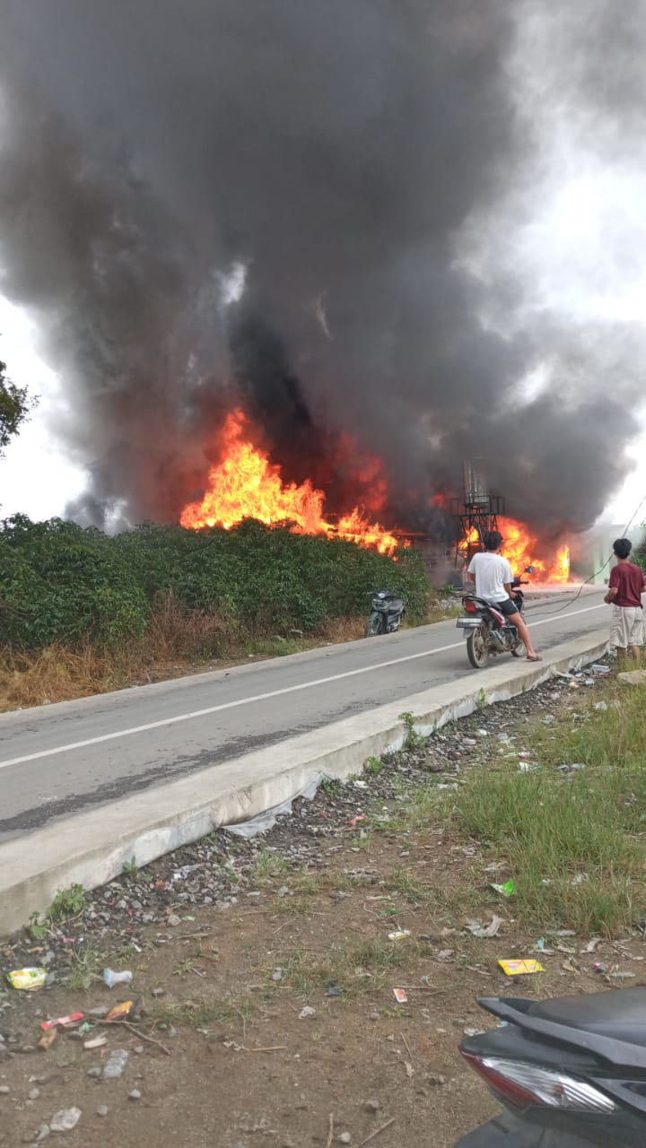 API melahap habis tiga unit rumah di Parbuluan III Kecamatan Parbuluan, Dairi.Waspada/ist.