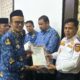 HAMDANSYAH, SE, MM (kanan) menerima SK Plt. Kepala DPMK dari Wali Kota Subulussalam, Haji Rasyid Bancin. (Waspada/Ist)