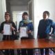 Ketua MAA Aceh Singkil H Zakirun Pohan bersama Ketua HAkA Farwiza Farhan disaksikan Pengurus MAA dan Pemangku Adat lainnya, usai penandatangan MoU kerja sama penulisan buku dalam pengelolaan rawa singkil, Senin (17/2/2025) kemarin. Waspada/Ist