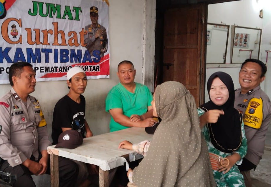 Polres Pematangsiantar melalui Polsek Siantar Martoba menugaskan Bhabinkamtibmas melaksanakan Jumat Curhat Kamtibmas guna menciptakan Kamtibmas aman dan kondusif di Jl. Rakutta Sembiring, Kel. Nagapita, Kec. Siantar Martoba, Jumat (21/2).(Waspada-Ist).
