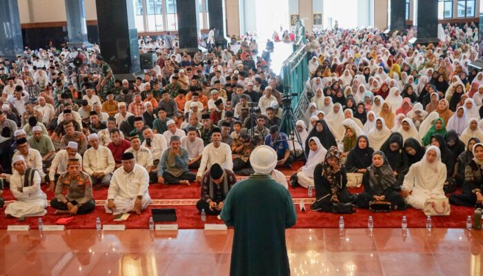 Peringati Isra Mikraj Bersama Ustad Kondang, KH Fadlan Garamatan Di Masjid Agung At-Taqwa Agara