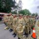 WALI Kota Subulussalan, HRB (terdepan pakai lensa) kenakan baju loreng seragam khas Komcad TNI bersama para Kepala Daerah se-Indonesia siap mengikuti retret. (Waspada/Ist)