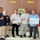 Kepala kantor BPJS Ketenagakerjaan Cabang Mandailing Natal, Hadi Kurniawan (tiga kanan/pakai kaca mata) foto bersama dengan perwakilan PT DIS dan PT RMM usai tanda tangani MoU pemanfaatan CSR untuk melindungi pekerja rentan dengan Program BPJS Ketenagakerjaan. Waspada/ist.