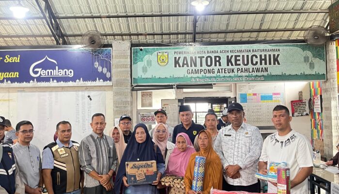 Pemko Serahkan Bantuan Masa Panik Korban Kebakaran Di Ateuk Pahlawan