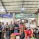 Pj Sekda Kota Banda Aceh Bachtiar bersama instansi terkait menyerahkan bantuan masa panik kepada korban kebakaran di Gampong Ateuk Pahlawan Banda Aceh, Jumat (21/02/25).(Waspada/T.Mansursyah)