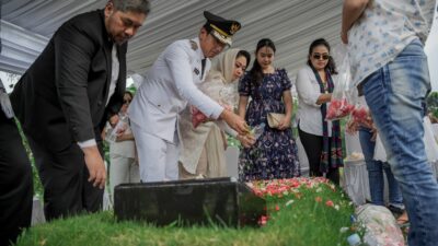 Usai Dilantik Sebagai Wali Kota, Rico Waas Ziarah Makam Sang Ayah