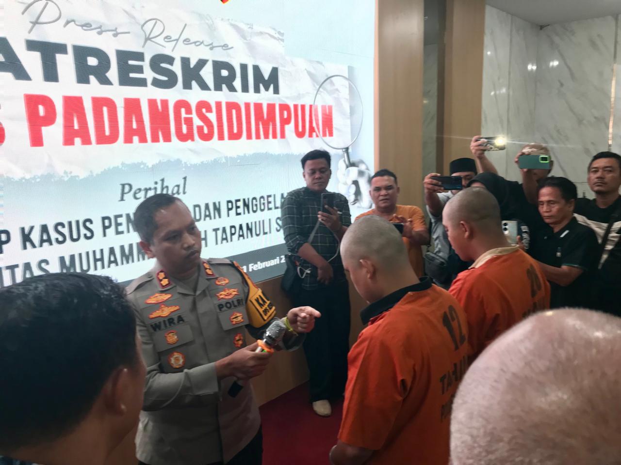 Kapolres Padangsidimpuan AKBP Wira Prayatna didampingi Kasat Reskrim AKP Hasiholan Naibaho dan Kasi Humas AKP Kenborn SInaga saat gelar konferensi pers. (Waspada/Ist)