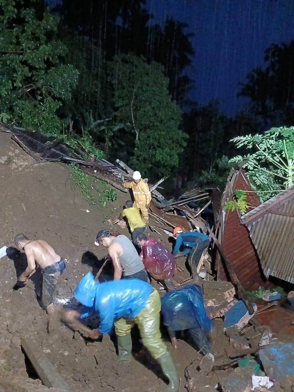 Longsor Tapsel, 1 Rumah Rubuh Dan 2 Orang Hilang