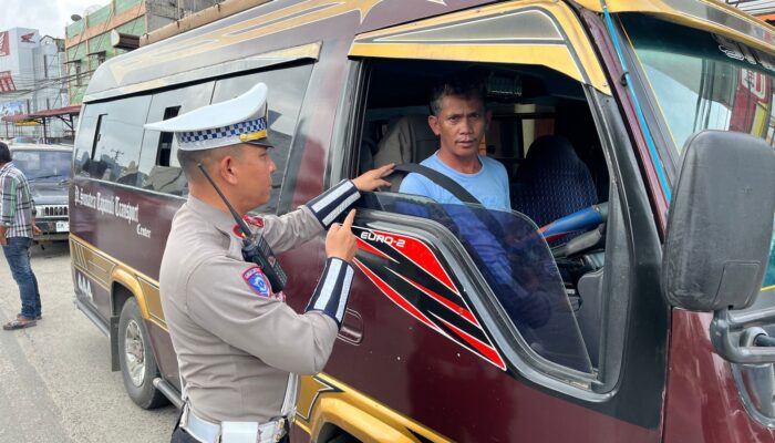 Pengendara Di Jalinsum Labusel Diedukasi Gunakan Sabuk