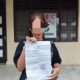Korban penganiyaan abang kandung Diskotek BS memberikan keterangan usai membuat laporan di Polres Binjai. (Waspada/Ria Hamdani)