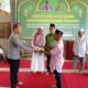 Kapolsek Pandan, Iptu Zul Efendi mewakili Kapolres Tapteng memberikan bantuan dana untuk pembangunan Masjid Al Muslimin Faisal Firdaus Jaberi di Desa Mardame, Kecamatan Sitahuis, Jumat (21/2). Waspada/ist