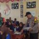 Bhabinkamtibmas Polres Sibolga sedang membagikan MBG kepada siswa salah satu sekolah di Kota Sibolga, Jumat (21/2). Waspada/ist