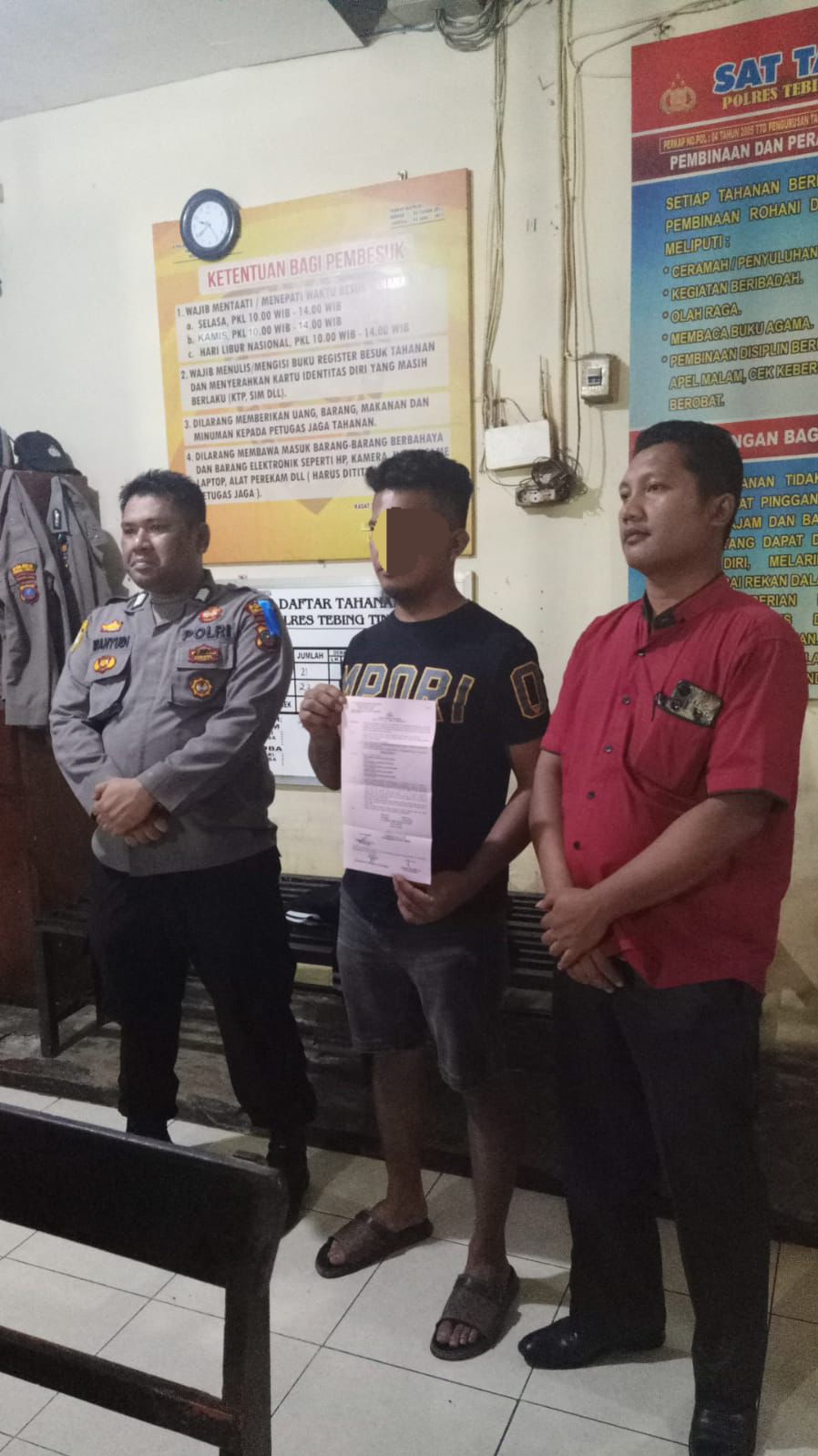 Pelaku Penipuan Casis Bintara Polri Resmi Ditahan Polres Tebingtinggi Pelaku penipuan Casis, DG, saat memegang berita acara penahanan Sat Reskrim Polres Tebingtinggi. Waspada/Ist