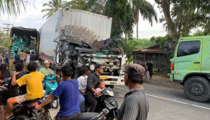 Truk Tabrakan, Jalinsum Torgamba Macet
