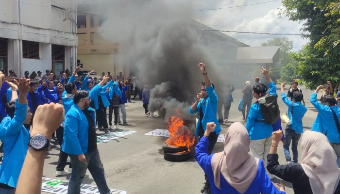 Mahasiswa Demo DPRK Langsa, Tuntut Selesaikan Konflik Internal Dewan Dan Revisi Inpres Efisiensi
