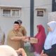 Wabup Agara, dr Heri Al Hilal saat menyerahkan bantuan. Waspada/Seh Muhammad Amin