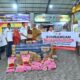 Ketua DPRK Banda Aceh Irwansyah bersama Fraksi PKS DPRK Banda Aceh menyerahkan bantuan kepada korban kebakaran di Ateuk Pahlawan, Kecamatan Baiturrahman Banda Aceh, Senin (24/02/25).(Waspada/T.Mansursyah)