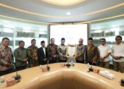 Ketum PP Muhammadiyah Berikan Penghargaan Kepada Dirut Holding Perkebunan Nusantara