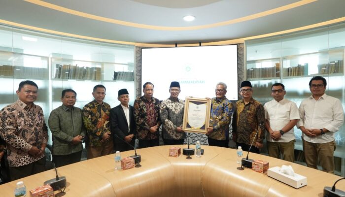 Ketum PP Muhammadiyah Berikan Penghargaan Kepada Dirut Holding Perkebunan Nusantara