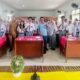 Wakasek SMA Negeri 1 Beringin, Aron Rinol Saing, Ketua Lisbon Situmorang dan lainnya saat berfoto bersama. (Waspada/ist).
