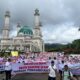 Ratusan massa aksi unjukrasa bergerak dari depan Masjid Agung Syahrun Nur menuju kantor DPRD Tapsel. (Waspada/Ist)