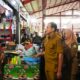 Wagub Aceh, Fadhlullah, sedang berinteraksi dengan seorang pedagang saat berkunjung ke Pasar Almahira, Lamdingin, untuk memantau kondisi harga-harga kebutuhan masyarakat jelang bilang suci Ramadhan. (Waspada/Ist)