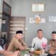 Saat pertemuan antara Kepala BPKD, Syukur S. Karo Karo dengan Heri Jaya M, S.Pd, MM guru SMP mewakili guru mulai dari tingkat SD dan SMP, dalam rangka mereka menuntut janji pembayaran tunjangan guru, yang dihadiri Kepala Dinas Pendidikan dan Kebudayaan Aceh Tenggara, Julkifli serta beberapa orang personel intel Polres Agara sebagai mediasi. Waspada/Seh Muhammad Amin