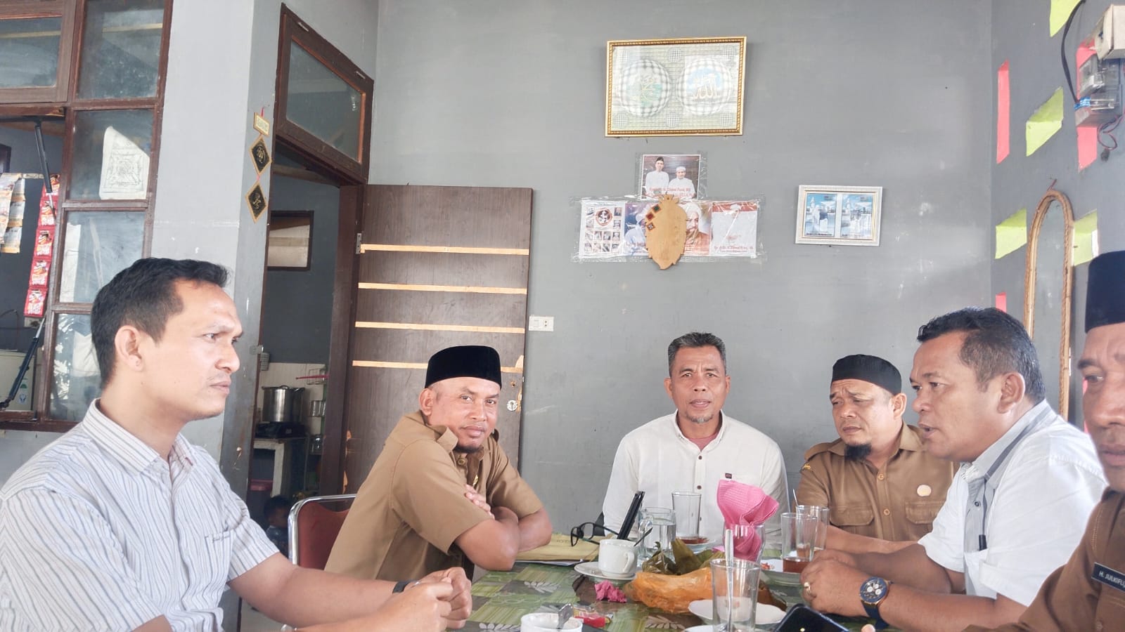 Bupati Agara Perintahkan Pembayaran Tunjangan Guru Skala Prioritas Saat pertemuan antara Kepala BPKD, Syukur S. Karo Karo dengan Heri Jaya M, S.Pd, MM guru SMP mewakili guru mulai dari tingkat SD dan SMP, dalam rangka mereka menuntut janji pembayaran tunjangan guru, yang dihadiri Kepala Dinas Pendidikan dan Kebudayaan Aceh Tenggara, Julkifli serta beberapa orang personel intel Polres Agara sebagai mediasi. Waspada/Seh Muhammad Amin