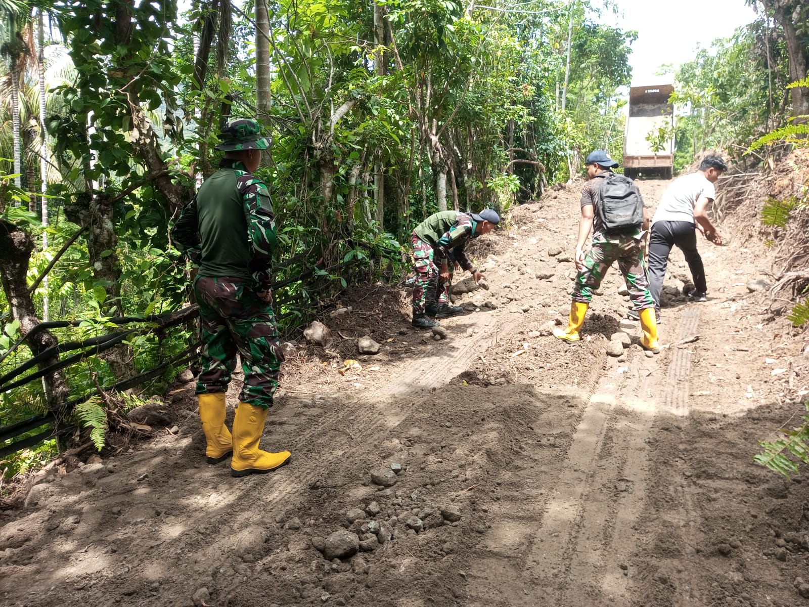 Peningkatan Kualitas Jalan TMMD Reguler Ke-123 Kodim 0112/Sabang Terus Dipacu Tampak dalam gambar Tim Satgas TMMD Reguler ke 123 Kodim 0112/Sabang terus pacu penyelesaian pembangunan jalan baru di Jaboi Sabang. (Waspada/ist)