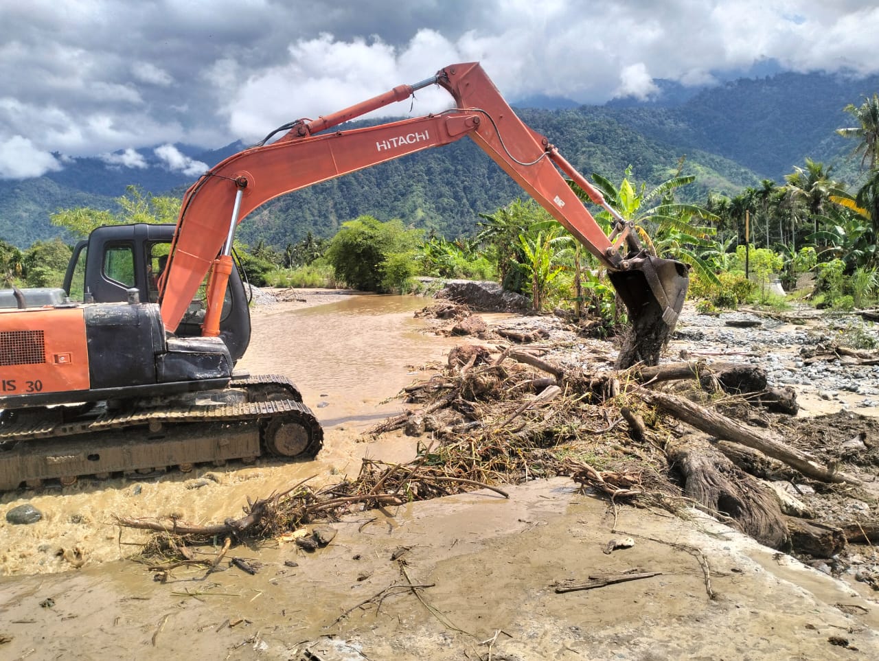 Banjir Di Agara, Bupati Perintahkan BPBD Turunkan Alat Berat Alat berat BPBD Agara saat memperbaiki jebolnya beberapa meter tanggul sungai Lawe Kinga Kecamatan Lawe Sumur. Waspada/Seh Muhammad Amin