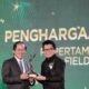 General Manager Pertamina Hulu Rokan Zona 1 Hari Widodo menerima penghargaan lingkungan Proper dari Menteri Lingkungan Hidup Hanif Faisol Nurofiq, Senin (24/2). Waspada/Ist