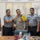 Kalapas Kelas IIB Lubukpakam Hakim Sanjaya salam komando dengan Kapolresta Deliserdang, Kombes Pol Raphael Sandhy Cahya Priambodo. (Waspada/ist).