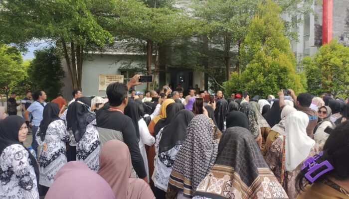 Ratusan Guru Demo Ke DPRK Agara Tuntut Pembayaran Tunjangan