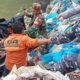 Foto proses evakuasi jenazah yang ditemukan nelayan Pusong Lama di laut, sekitar 5 mil dari bibir pantai, Selasa (25/2). Waspada/Ist