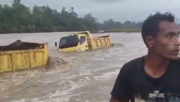Truk Pengangkut Batu Dan Pasir Terseret Arus Sungai Tiro