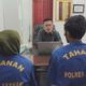 Tersangka pencabulan W dan istrinya S saat menjalani pemeriksaan. Waspada/Sapriadi