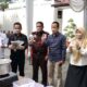 Kasi Pengelola Barang Bukti dan Barang Rampasan Kejari Asahan Azmi Novendri, didampingi Kasi Pidum Naharuddin Rambe, Ketua PWI Asahan, perwakilan dari BNN, PN Kisaran, Polres Asahan dan Dinas Kesehatan memperlihatkan barang bukti yang akan dimusnahkan. Waspada/Bustami CP