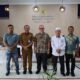 KETUA Komisi A DPRD Sumut, Assoc. Prof. Dr. H. Usman Jakfar, Lc., M.A., didampingi Kadis Dukcapil Deddy Situmorang dan jajaran berfoto bersama usai melakukan kunjungan kerja ke Dinas Kependudukan dan Pencatatan Sipil (Dukcapil) Kabupaten Dairi pada Senin (24/2/2025).Waspada/ist