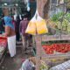 Konsumen membeli sayur mayur di Pasar Tradisional P.Brandan, Rabu (26/2/2025).Waspada/Boy Aprizal 