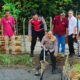 Kapolresta Banda Aceh, Kombes Pol Fahmi Irwan Ramli saat memanen ikan du kolam budidaya ikan binaan Polsek Kita Alam di kawasan Lampulo. (Waspada/Zafrullah)