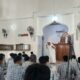 Ratusan siswa-siswi, para guru SMAN 1 Peukan Bada, Aceh Besar terlihat larut dalam zikir , doa dan tausyiah yang disampaikan oleh Ust H.Zul Arafah di masjid Baitul Maqfirah, Peukan Bada Aceh Besar, Rabu (26/02/25).(Waspada/T.Mansursyah)