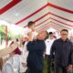 Direktur Utama PTPN IV PalmCo Jatmiko Santosa dan Direktur Hubungan Kelembagaan Irwan Perangin-angin saat gelaran Pengentasan Stunting di Langkat, Sumut, Rabu (26/02). PalmCo luncurkan program Pemberian Makanan Tambahan Pemulihan secara serentak di seluruh wilayah operasionalnya. 1.344 anak akan menerima makanan tambahan sesuai anjuran gizi selama 3 bulan berturut-turut dan diharapkan dapat semakin menekan prevalensi stunting di Indonesia. Waspada/ist
