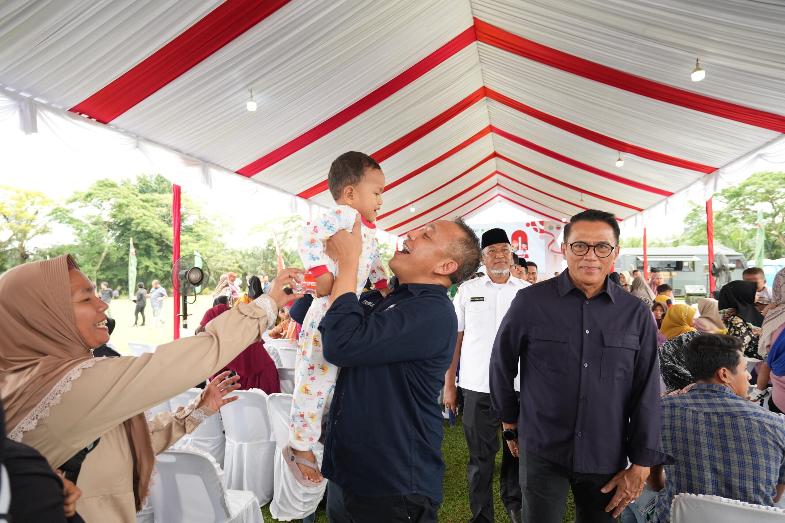 Direktur Utama PTPN IV PalmCo Jatmiko Santosa dan Direktur Hubungan Kelembagaan Irwan Perangin-angin saat gelaran Pengentasan Stunting di Langkat, Sumut, Rabu (26/02). PalmCo luncurkan program Pemberian Makanan Tambahan Pemulihan secara serentak di seluruh wilayah operasionalnya. 1.344 anak akan menerima makanan tambahan sesuai anjuran gizi selama 3 bulan berturut-turut dan diharapkan dapat semakin menekan prevalensi stunting di Indonesia. Waspada/ist