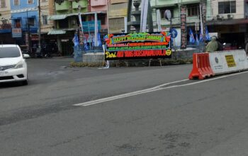 Papan bunga aneh yang berada di dekat air mancur dan Tugu 13 Desember, Jl Sutomo, Kota Tebingtinggi. Waspada/M Bobby Irsan