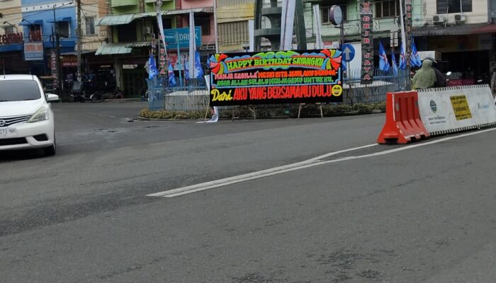 Papan Bunga Aneh Kejutkan Warga Tebingtinggi