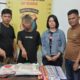 Polres Pematangsiantar melalui Polsek Sianțar Utara berhasil meringkus terduga pelaku pencurian barang dagangan toko, SDS, 40, (tiga kiri) di lampu merah, Jl. Rakutta Sembiring, Kel. Sigulanggulang, Kec. Sianțar Martoba, Selasa (25/2) sekitar pukul 21:00.(Waspada-Ist).