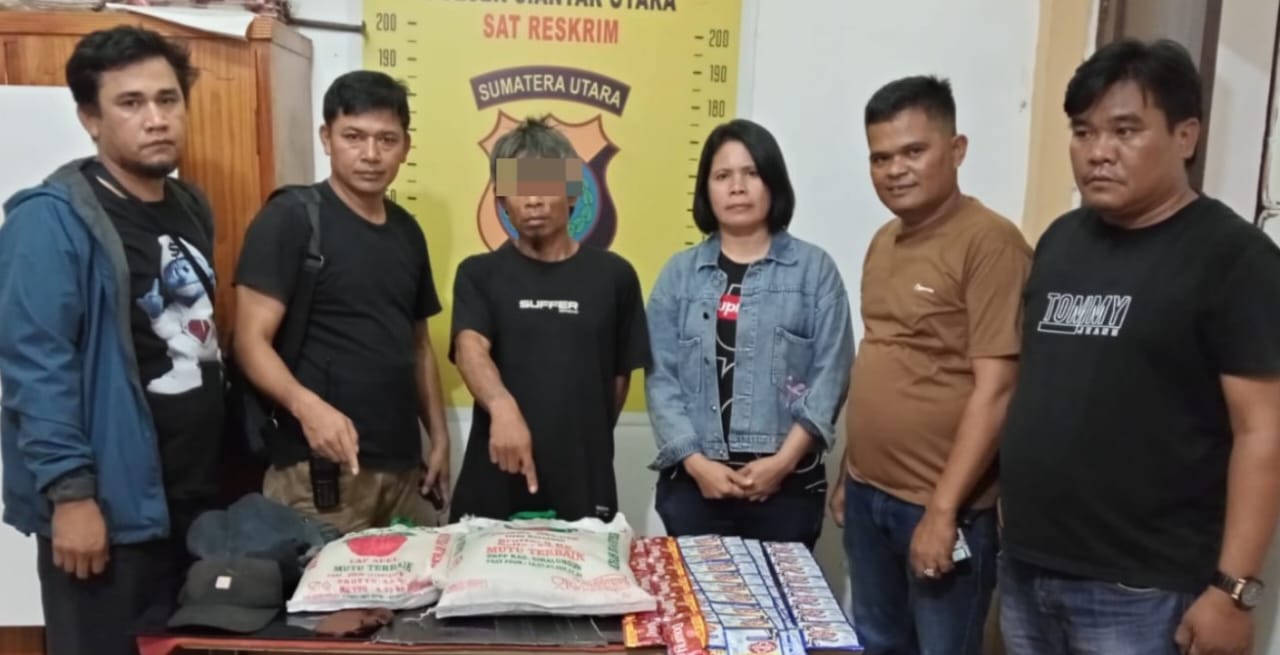 Polres Pematangsiantar melalui Polsek Sianțar Utara berhasil meringkus terduga pelaku pencurian barang dagangan toko, SDS, 40, (tiga kiri) di lampu merah, Jl. Rakutta Sembiring, Kel. Sigulanggulang, Kec. Sianțar Martoba, Selasa (25/2) sekitar pukul 21:00.(Waspada-Ist).