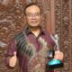 SENIOR Manager PLN Indonesia Power UBP Pangkalansusu, I Nyoman Buda, menerima penghargaan PROPER Hijau dari KLH. Waspada/Ist