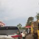 ANTREAN Isi BBM di SPBU Kasman Lizar, Rabu (27/2). (Waspada/Khairul Boangmanalu)